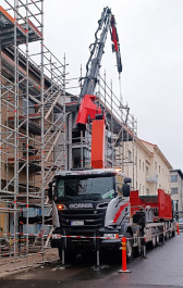 Nostot rakennustyömaalla.